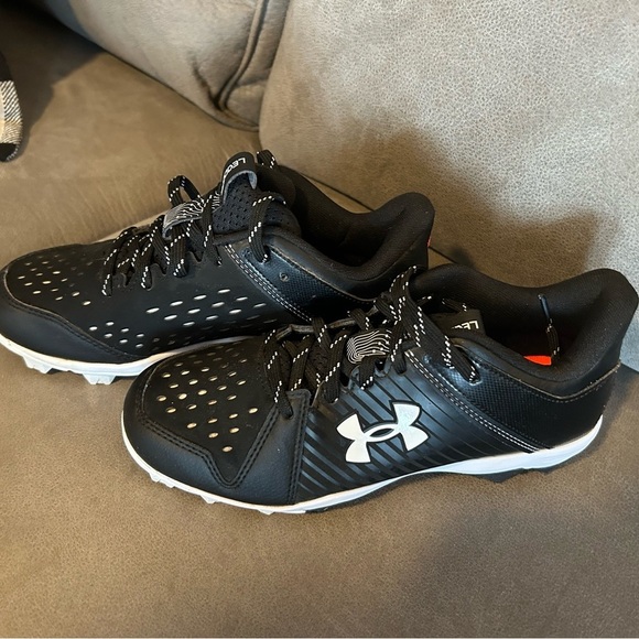 Reduced Under Armour Y5.5/W7 Leadoff Low Rubber Molded Baseball softball Cleat - Picture 3 of 10
